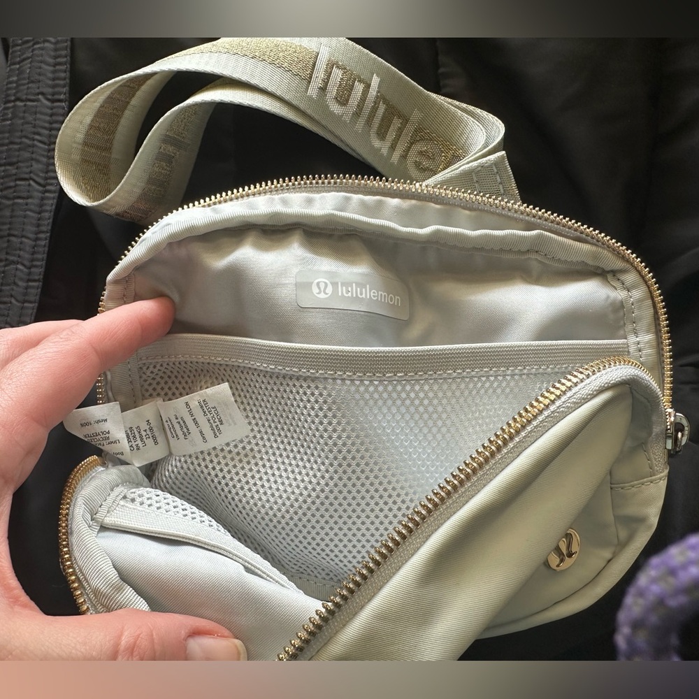 Lululemon Athletica Gray White Gold Glitter Crossbody Everywhere Belt Bag 1L - Picture 7 of 16